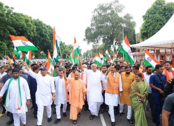 CM Yogi Adityanath ने लखनऊ में तिरंगा यात्रा करते हुए कहा कि दुनिया ने भारत के जवानों के शौर्य का लोहा माना