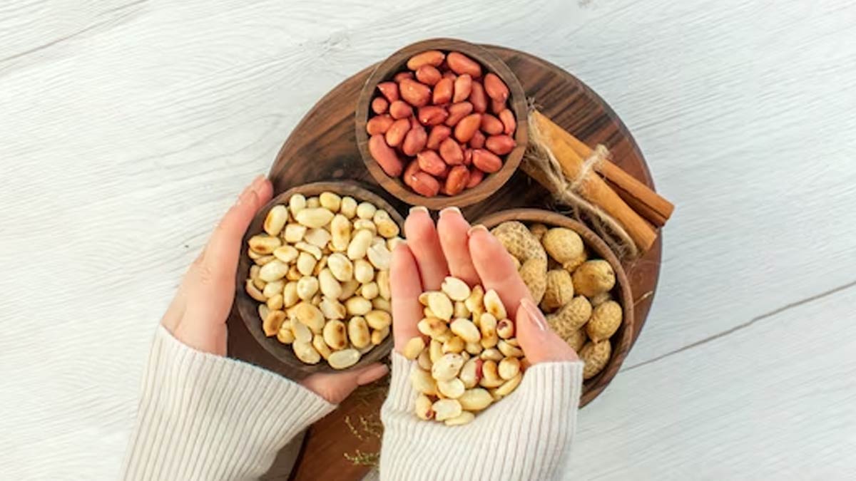 Dry Fruits Health Benefits: एक्सपर्ट बताते हैं कि भिगोए या भुने हुए ड्राई फ्रूट्स स्वास्थ्य के लिए बेहतर हैं