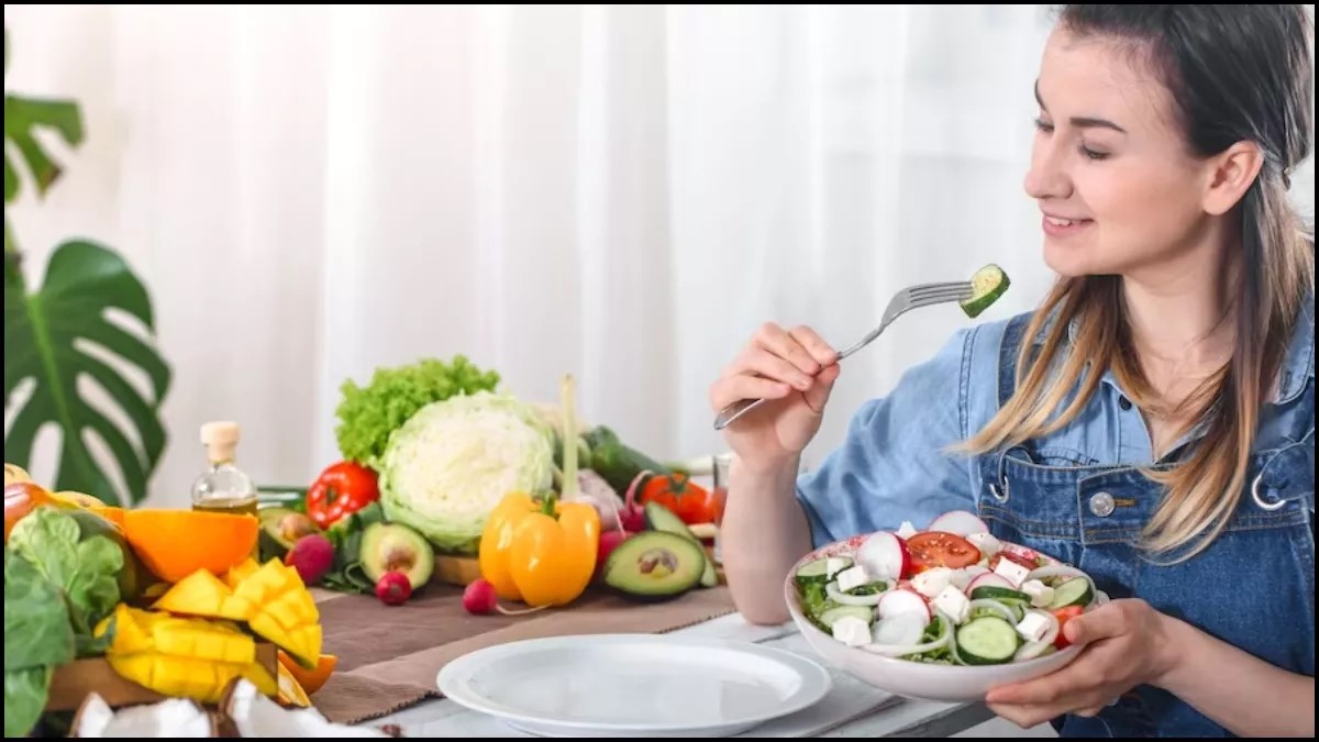 Fitness Tips: आप देर रात खाना खा कर भी हेल्दी और फिट रह सकते हैं, बस इन बातों का ध्यान रखें।
