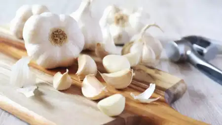 Raw Garlic Health Benefits: स्वास्थ्य के लिए लाभकारी कच्चा लहसुन, सेवन करने का सही तरीका जान लीजिए
