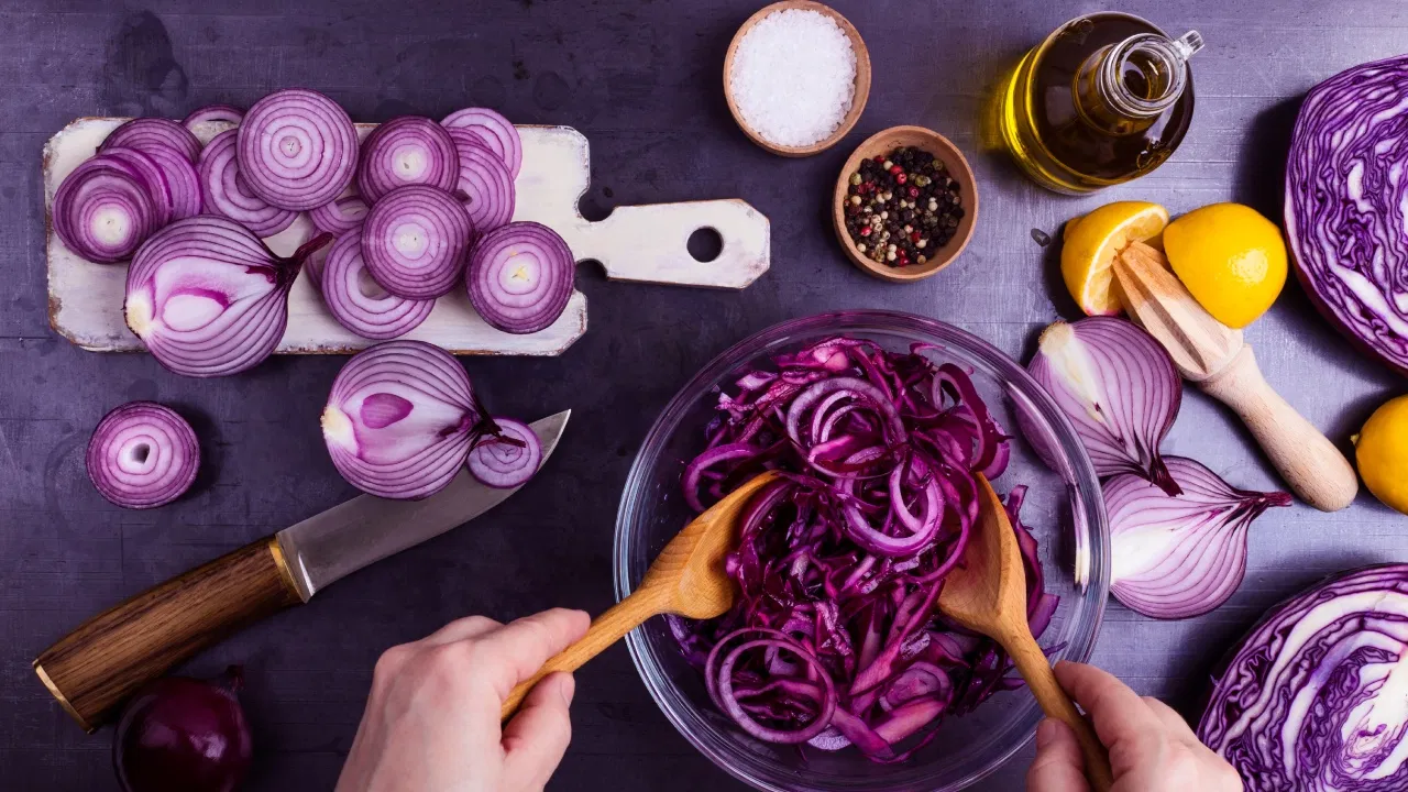 Onion Benefits: प्याज रोज खाने से शरीर पर क्या असर पड़ता है? जानिए कौन सा विटामिन पाया जाता है?