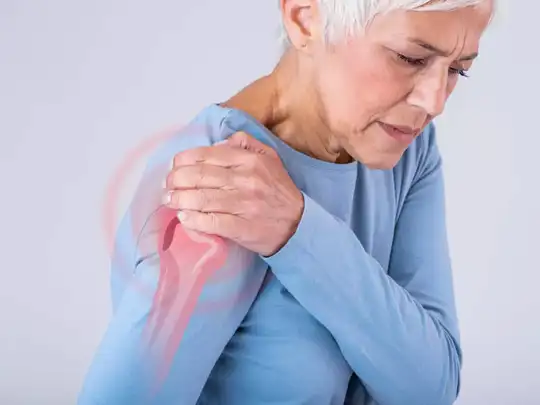 Shoulder Pain: अगर आपके कंधों में लगातार दर्द रहता है तो आपको ये जांच अवश्य करनी चाहिए।