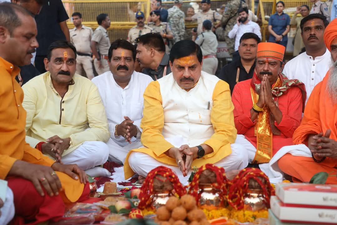 मुख्यमंत्री डॉ. मोहन यादव ने माँ क्षिप्रा को 351 फीट की चुनरी चढ़ाई