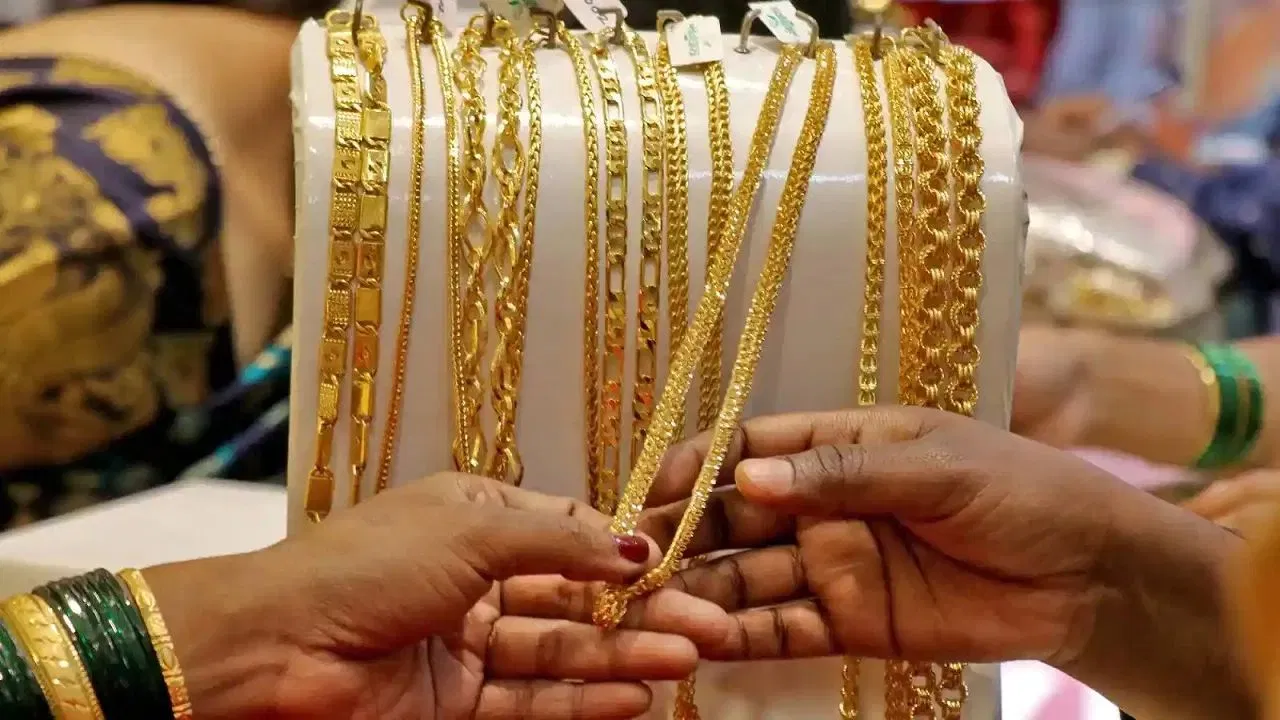 Gold Price Today: चांदी फ्लैट, सोना 800 रुपये से अधिक सस्ता हुआ