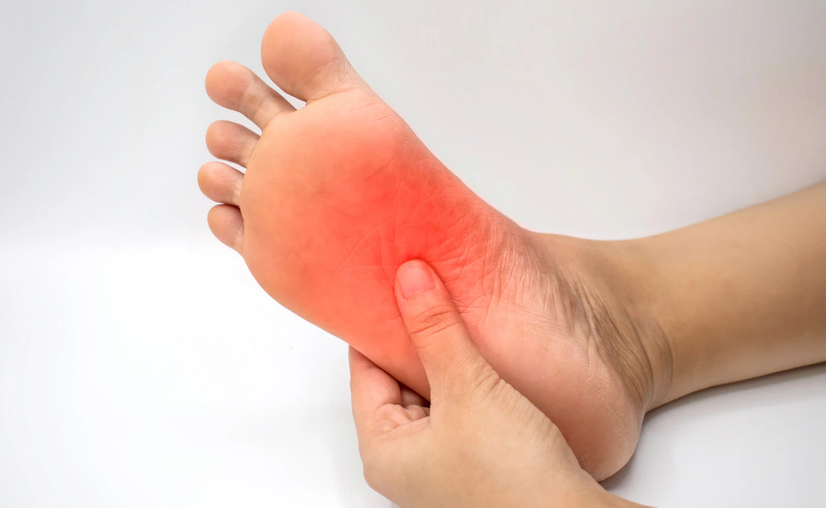 Health News: चिकित्सक से जानें कि किस बीमारी से अचानक हाथ-पैर दर्द होता है