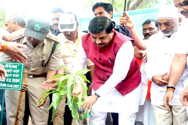 CM Mohan Yadav ने "एक पेड़ मां के नाम" अभियान का किया शुभारंभ