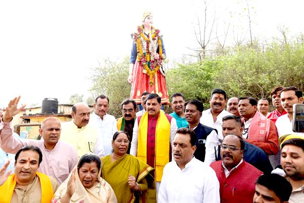 मुख्यमंत्री डॉ. मोहन यादव रानी दुर्गावती की समाधि स्थल पहुँचे