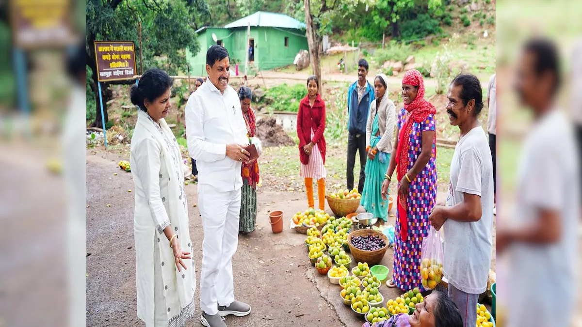 जब CM Mohan Yadav ने बारिआम गांव की महिलाओं से खरीदे आम...