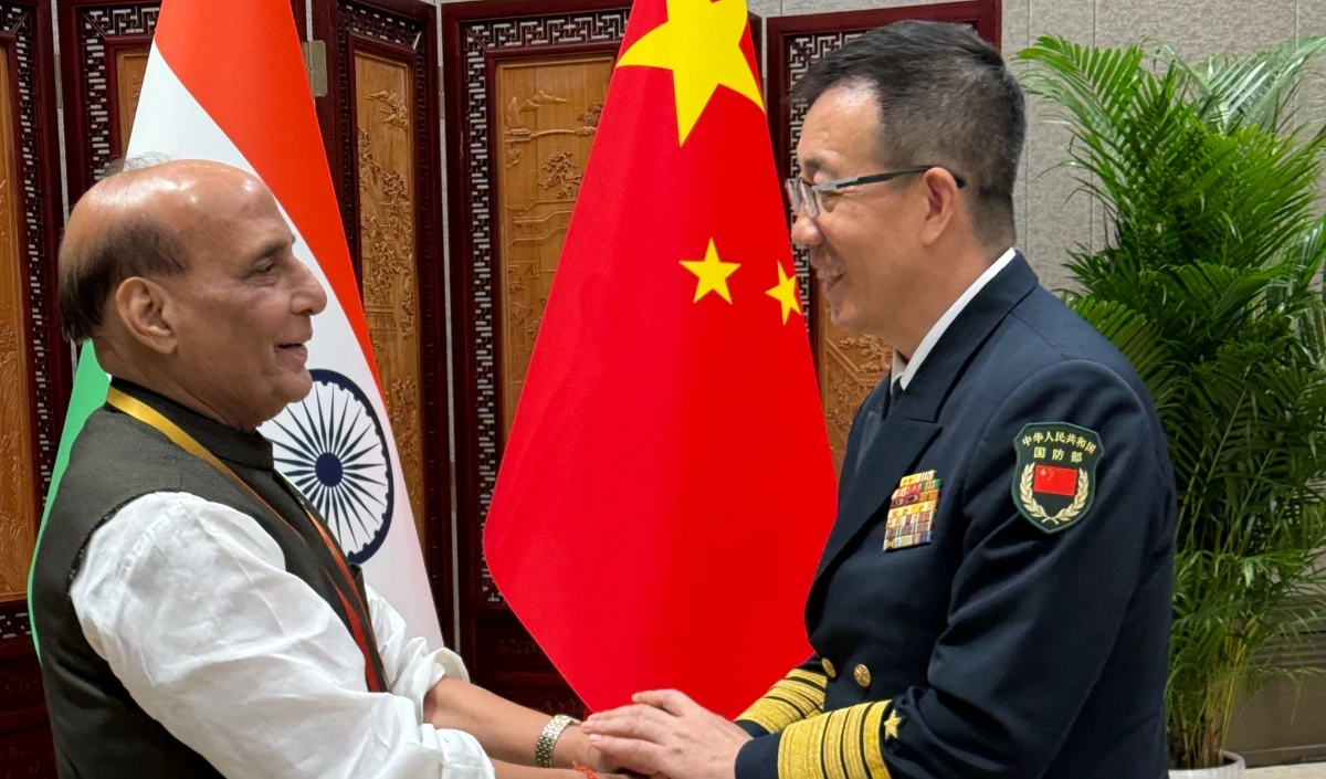 रक्षा मंत्री श्री राजनाथ सिंह ने चिंगदाओ में एससीओ बैठक के दौरान चीन के रक्षामंत्री से भेंट की