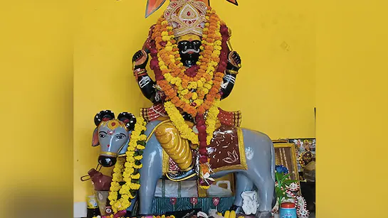 Shani Dev: ज्येष्ठ माह में शनिदेव को प्रसन्न करने के लिए इन आसान तरीकों का उपयोग करें