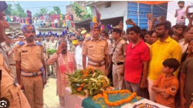 UP News: कुशीनगर में नक्सली हमले में शहीद हुए युवा को दी गई श्रद्धांजलि, गांव में मातम, परिजनों का रो रोकर बुरा हाल