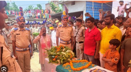 UP News: कुशीनगर में नक्सली हमले में शहीद हुए युवा को दी गई श्रद्धांजलि, गांव में मातम, परिजनों का रो रोकर बुरा हाल