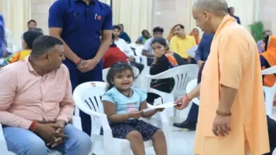 बच्ची ने CM Yogi Adityanath के सामने जाहिर की पढ़ाई की इच्छा, दिए स्कूल में दाखिले के आदेश