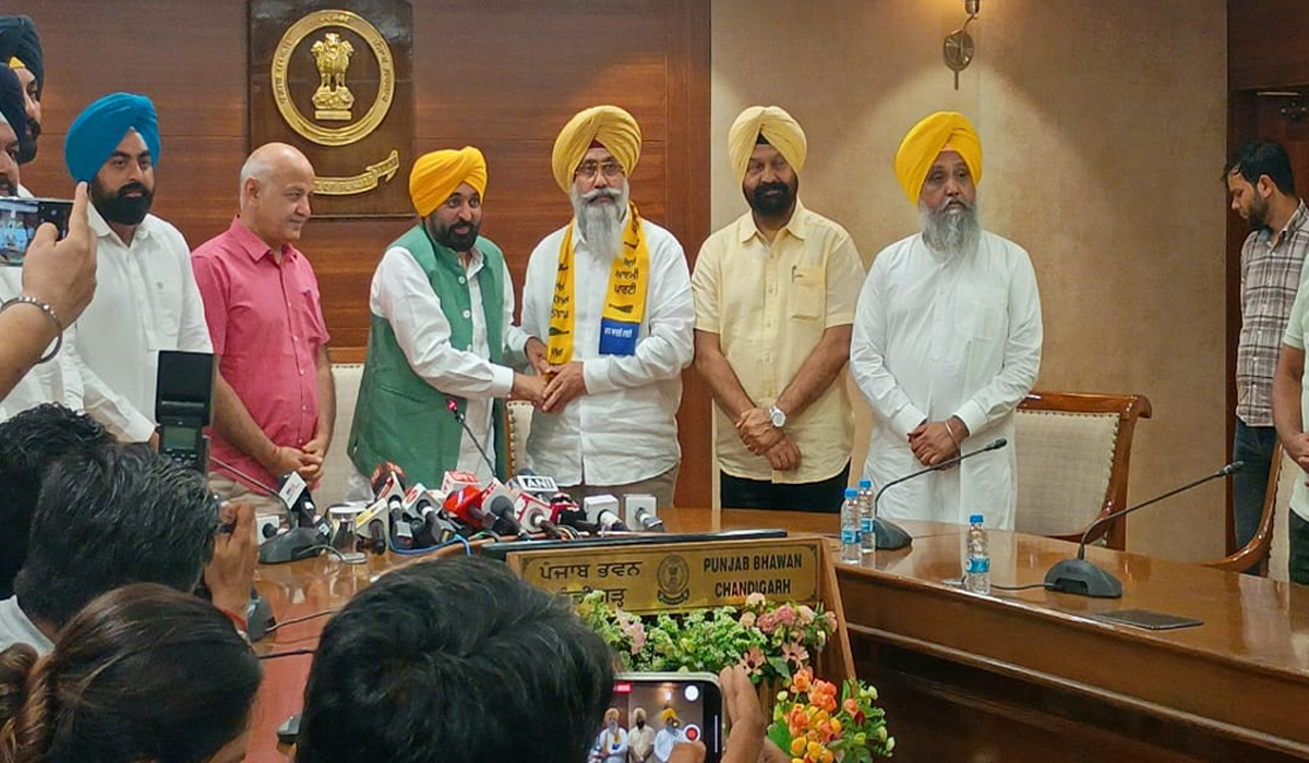 आम आदमी पार्टी (AAP) में शामिल हुए पूर्व अकाली विधायक हरमीत सिंह संधू, उपचुनाव में मिल सकता है टिकट