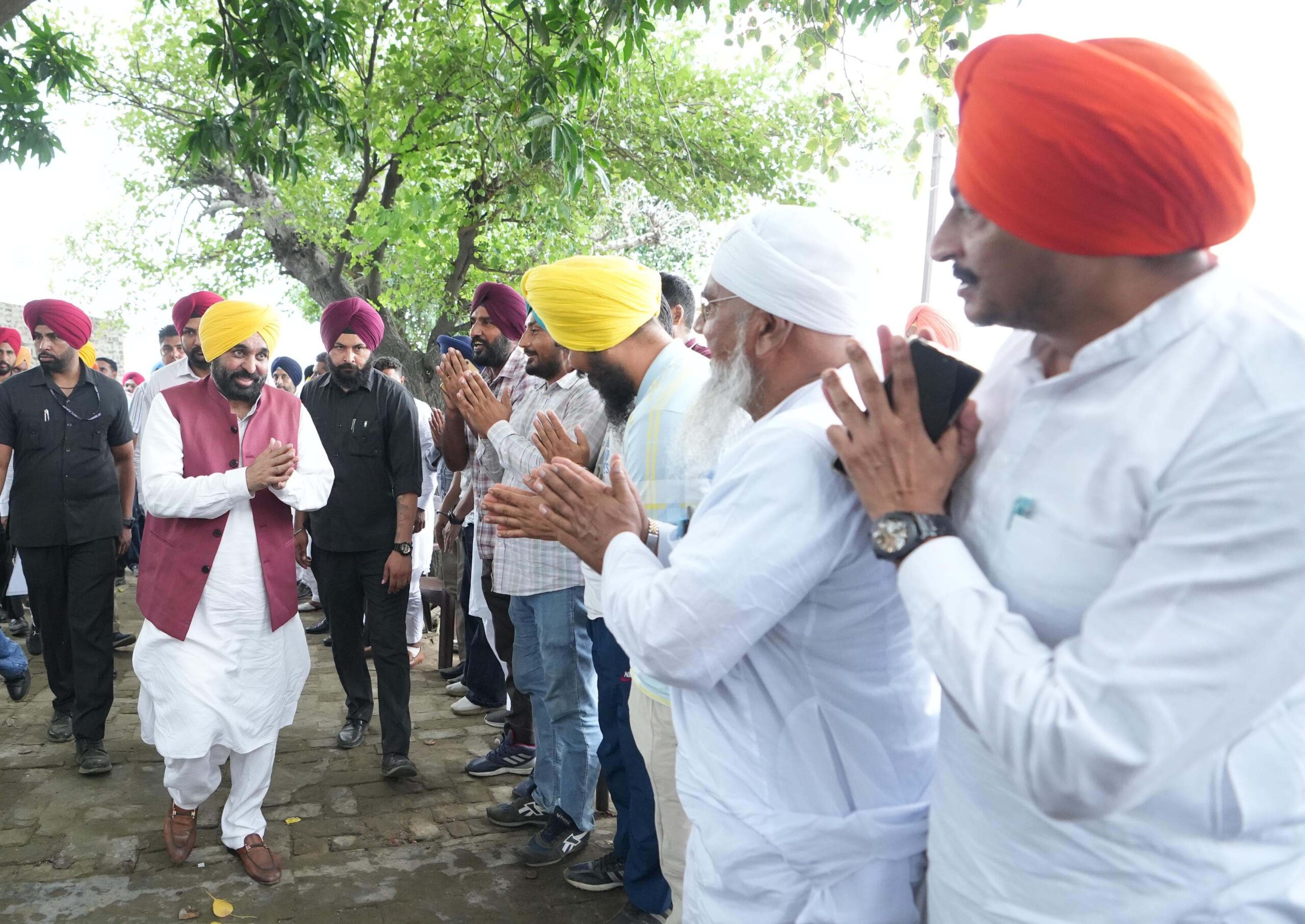 70 वर्ष में पहली बार: CM Bhagwant Mann ने खेतों में गांववालों से सीधे बातचीत की