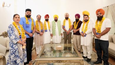 मुकेरियां में कांग्रेस को बड़ा झटका, कई वरिष्ठ नेता AAP में शामिल; CM भगवंत मान ने किया स्वागत