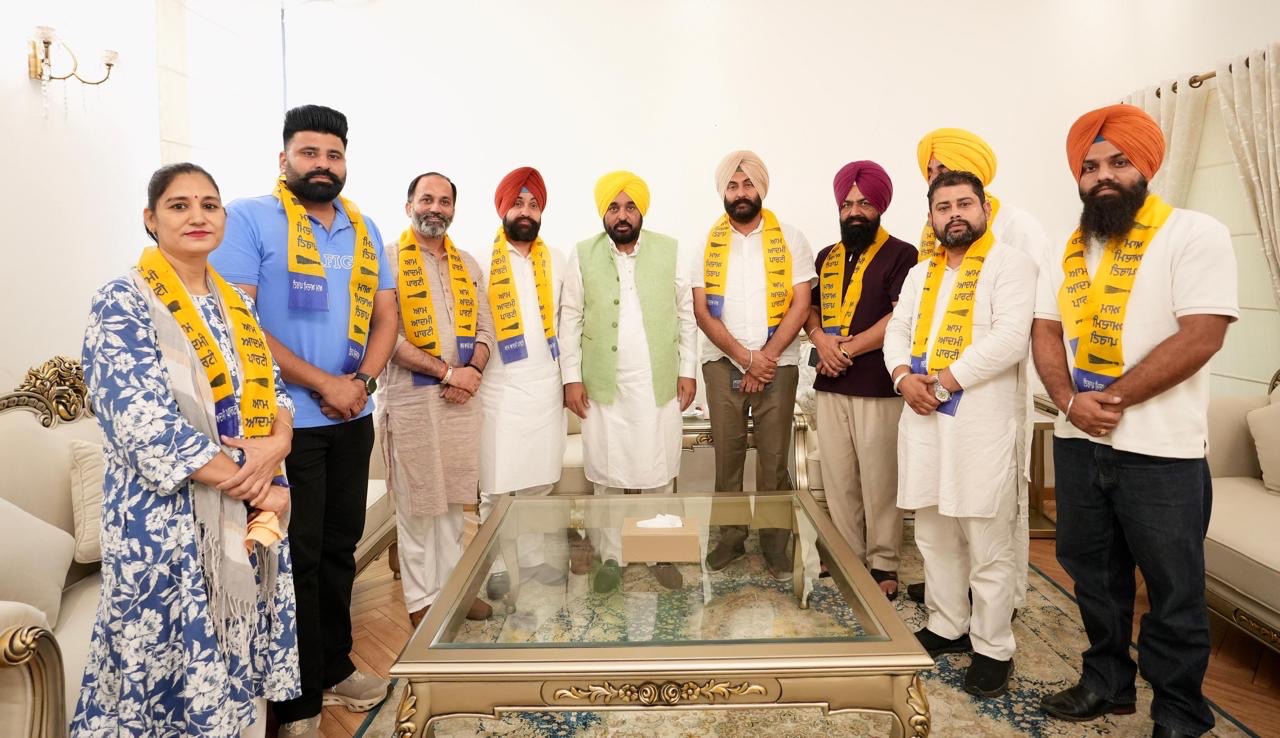 मुकेरियां में कांग्रेस को बड़ा झटका, कई वरिष्ठ नेता AAP में शामिल; CM भगवंत मान ने किया स्वागत