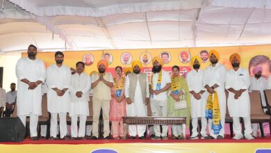 पटियाला के पातड़ां में शिरोमणि अकाली दल को बड़ा झटका, पूर्व विधायक वनिंदर कौर लूंबा और करण सिंह डीटीओ साथियों सहित 'आप' में शामिल